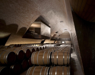 How many wineries does the Marchesi Antinori own in Italy?