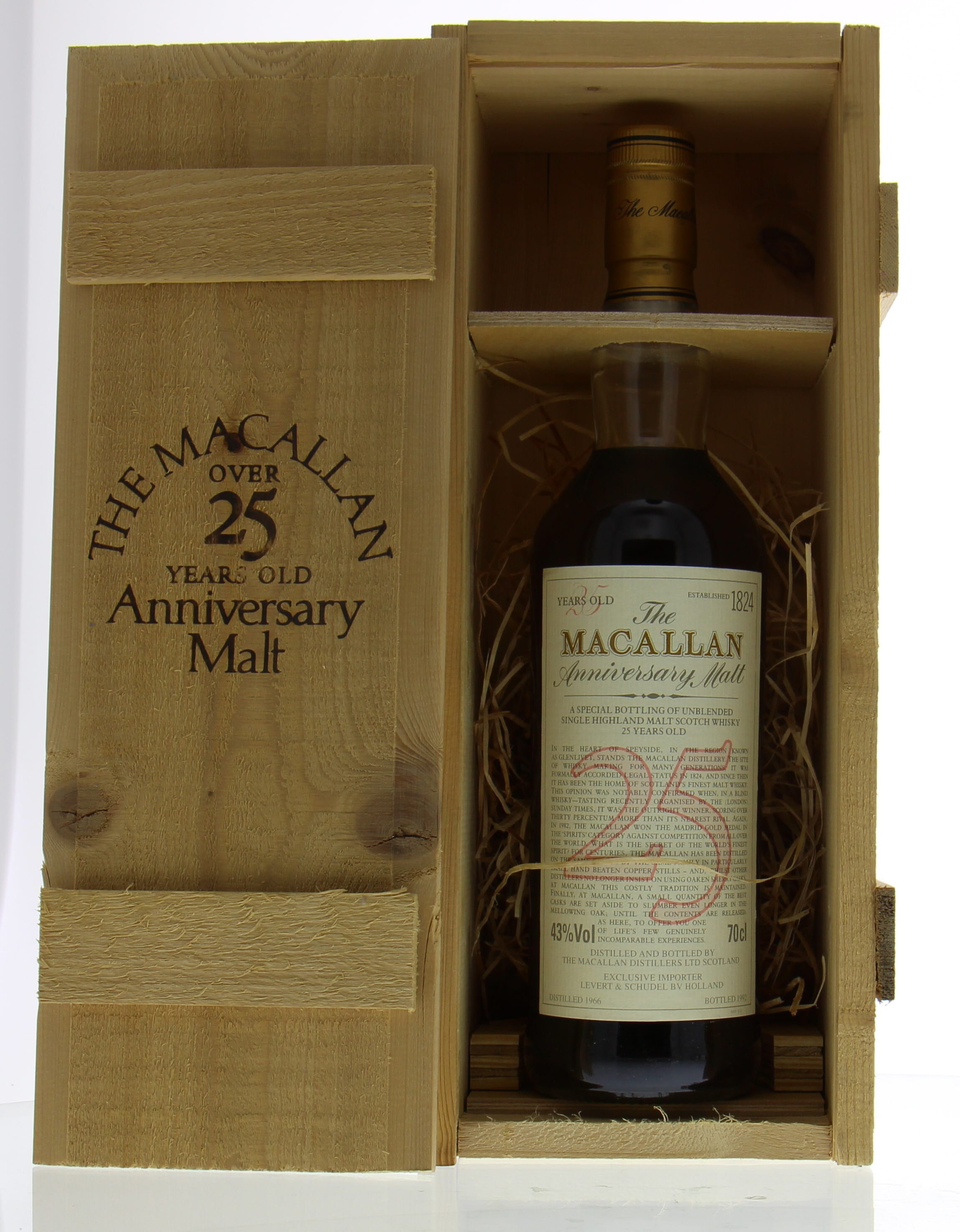 Macallan - The Macallan 25 years old Anniversary Malt botteld 1992 1966 In Original Wooden Case